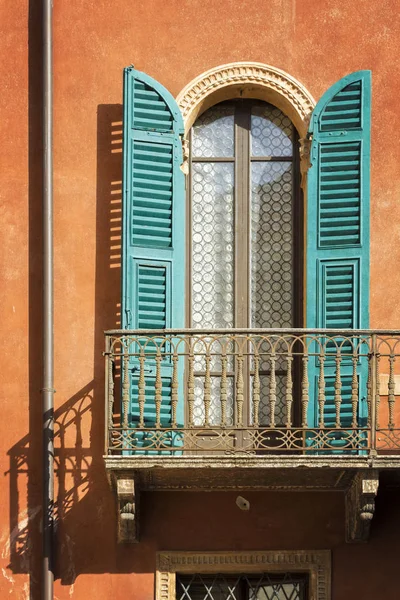 Ablak Erkélyes Egy Bentlakásos Otthon Város Verona Olaszország — Stock Fotó