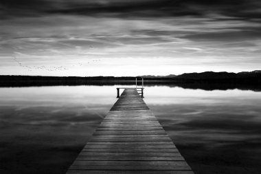 Göl Starnberger iskeleye bkz: Bavyera, Almanya, siyah ve beyaz