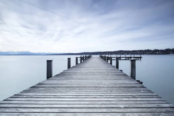 ドイツ バイエルン州のシュタルンベルク湖で桟橋を参照してください — ストック写真