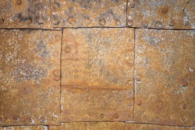 Arka plan olarak perçin ile paslı metal yaprak