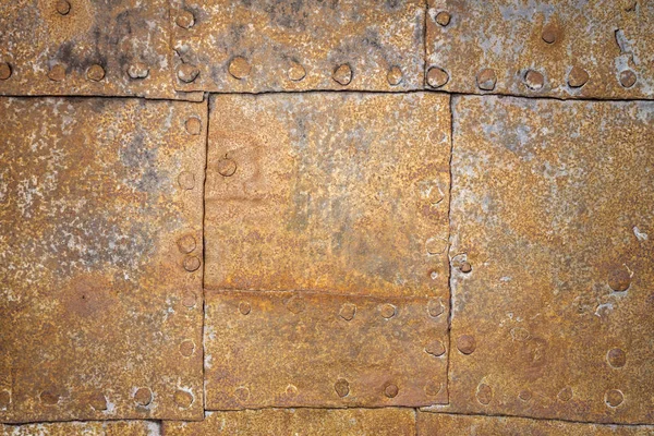 Arka plan olarak perçin ile paslı metal yaprak