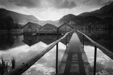 İskele ve boathouses Gölü Kochelsee, Bavyera, Almanya