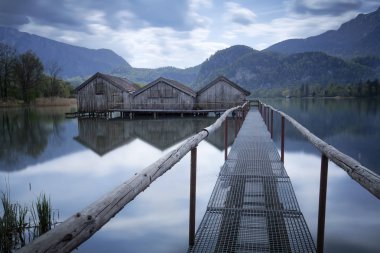 İskele ve boathouses Gölü Kochelsee, Bavyera, Almanya