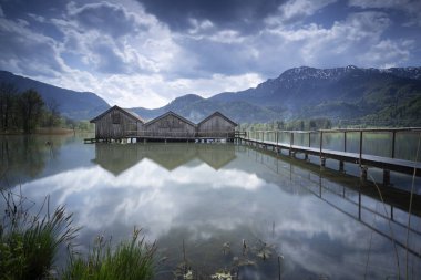 İskele ve boathouses Gölü Kochelsee, Bavyera, Almanya