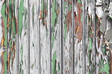 Arka plan olarak boya parçaları ile ahşap yapı