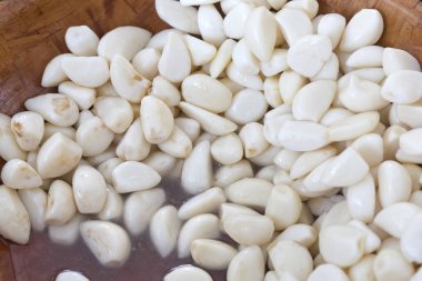 Zeytinyağı ve baharat bir piyasada turşusu sarımsak karanfil