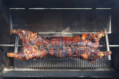 Bütün domuz kavurma