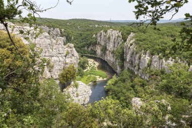 Fransa Ardèche İlçesi'nde Chassezac Nehri üzerine görüntülemek