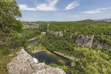 Fransa Ardèche İlçesi'nde Chassezac Nehri üzerine görüntülemek