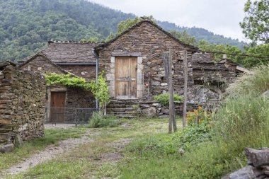 Güney Fransa'da Ardèche bölgesinde tipik çiftlik evi