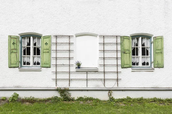 Duas Janelas Antigas Com Persianas Madeira Uma Casa Residencial Alemanha — Fotografia de Stock