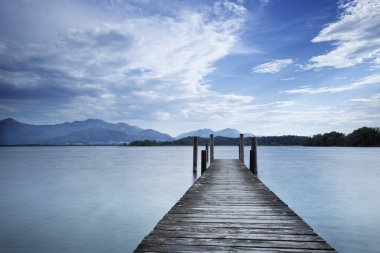 Göl Chiemsee Bavyera, Almanya, iskelede Alpler manzaralı