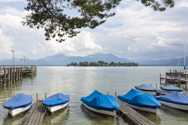 Båtar Sjön Chiemsee Med Utsikt Till Fraueninsel Tyskland — Stockfoto