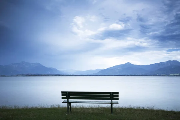 Bankje Bij Lake Chiemsee Met Uitzicht Alpen — Stockfoto