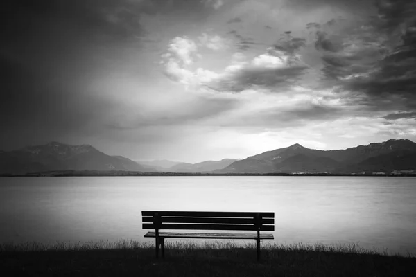アルプスを一望キーム湖でベンチ — ストック写真