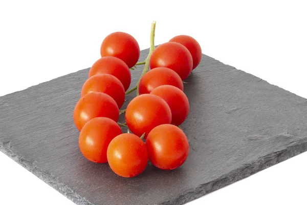 Frische Und Reife Tomaten Auf Einem Schwarzen Schieferteller — Stockfoto