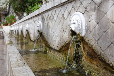 Aslan kafalı Spili, Crete, Yunanistan içinde eski Çeşme