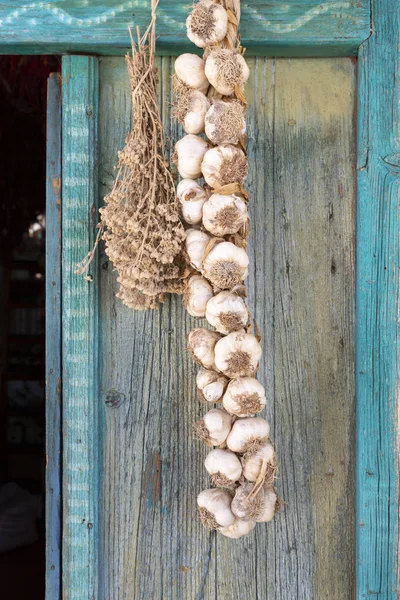 Garlic Bulbs Hung Drying Outdoor Shot — Stock Photo, Image