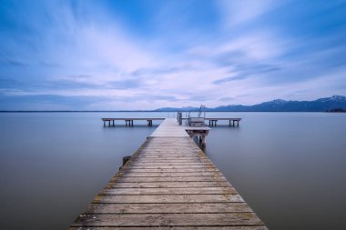 Banyo iskelesi, Chiemsee Gölü, Bavyera, Almanya Alpler arka planda
