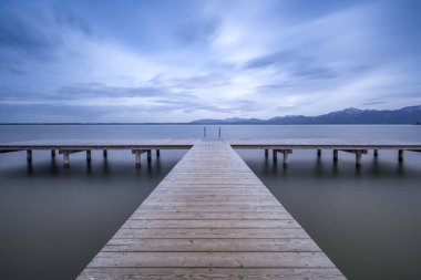 Banyo iskelesi, Chiemsee Gölü, Bavyera, Almanya Alpler arka planda