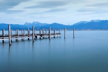 Jetty, Chiemsee Gölü, Bavyera, Almanya Alpler arka planda