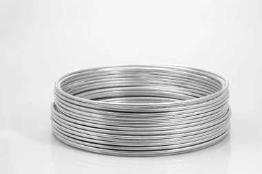 Işık arkaplanındaki yeni kablo halkası