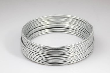 Işık arkaplanındaki yeni kablo halkası