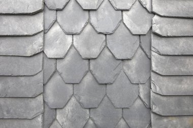 Arkaplan olarak tipik bir ev olan Thüringen, Almanya 'da kayrak döşemeler