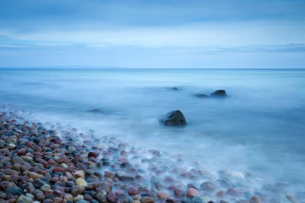 小石と海長時間露光 — ストック写真