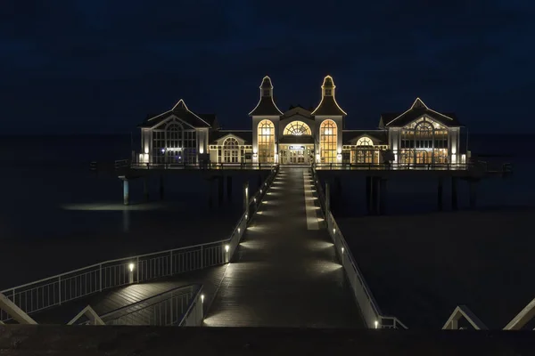 夜のドイツ リューゲン島のセリンの小さな町の桟橋 — ストック写真