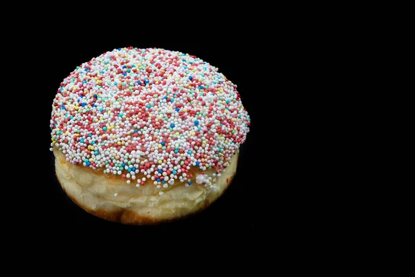 Traditioneller Deutscher Krapfen Oder Donut Mit Zuckerperlen Auf Schwarzem Hintergrund — Stockfoto