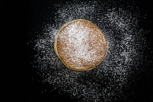 Geleneksel Alman Krapfen Siyah Arkaplanda Pudra Şekerli Donut — Stok fotoğraf