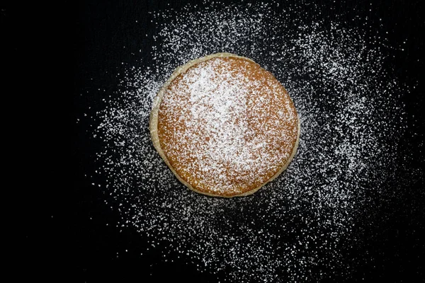 Geleneksel Alman Krapfen Siyah Arkaplanda Pudra Şekerli Donut - Stok İmaj