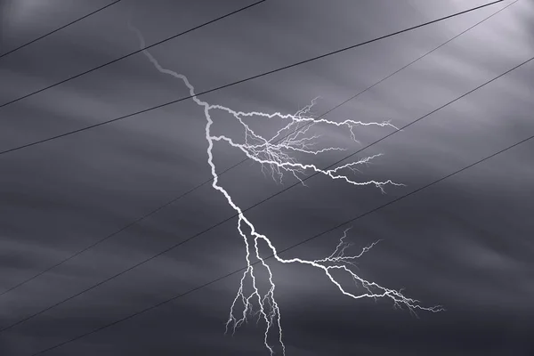 雷と暗い空を持つ高電圧電源ラインケーブル — ストック写真