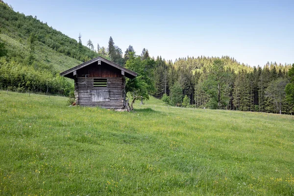 Traditionelle Holzhütte Auf Ackerland Den Bayerischen Bergen Deutschland — Stockfoto