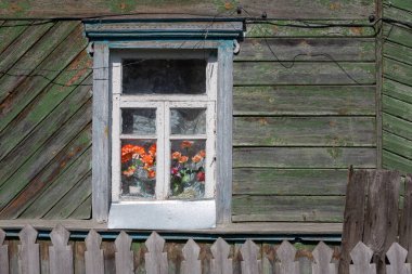 Beyaz Rusya 'da bir köyde bulunan eski bir yerleşim yerinin penceresi.)