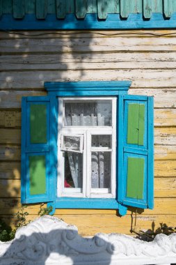 Beyaz Rusya 'da bir köyde bulunan eski bir yerleşim yerinin penceresi.)