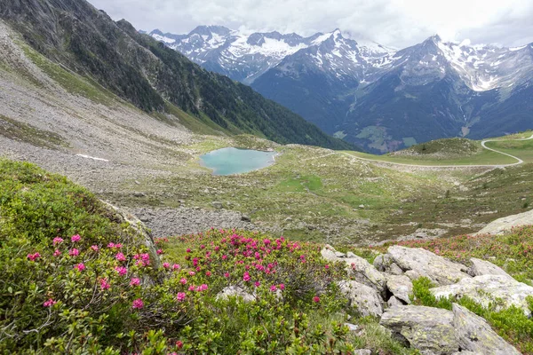 Jezero Klaussee Pod Vrcholem Rauchkofel Údolí Aurina Jižním Tyrolsku Itálie — Stock fotografie