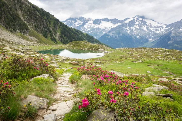 Jezero Klaussee Pod Vrcholem Rauchkofel Údolí Aurina Jižním Tyrolsku Itálie — Stock fotografie