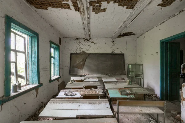 ベラルーシのチェルノブイリの排除区域内の放棄された学校の家 ロシア — ストック写真