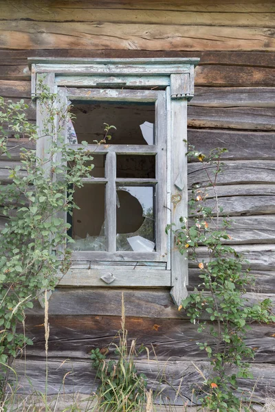 Ventana Con Cristales Rotos Una Casa Abandonada Zona Exclusión Chernobyl — Foto de Stock