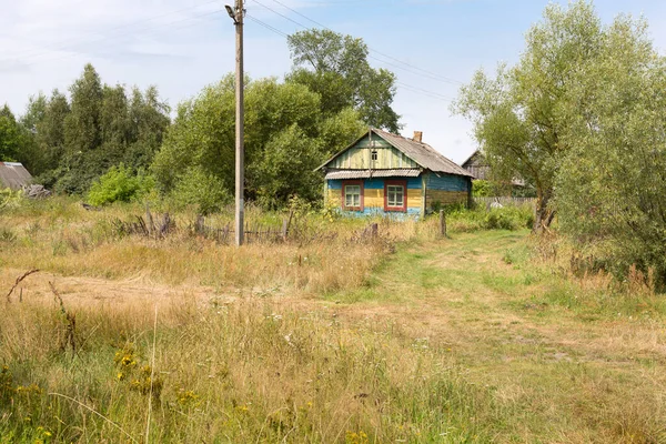 ベラルーシのチェルノブイリの排除区域内の放棄された家 白ロシア — ストック写真