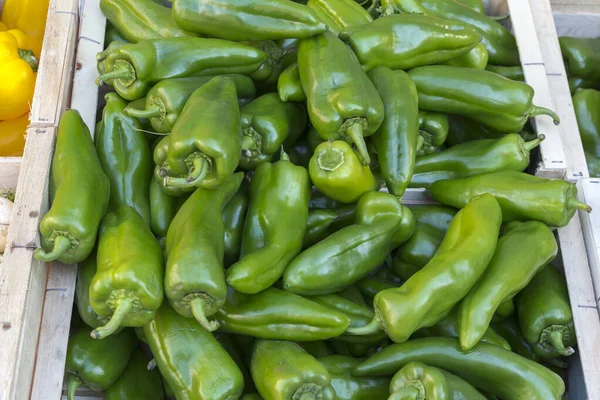 Pimentos Verdes Frescos Uma Caixa Madeira Mercado — Fotografia de Stock