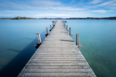 Jetty, Bavyera, Almanya 'da Woerthsee Gölü' nde sonbaharda.