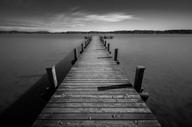 Jetty, Bavyera, Almanya 'da Woerthsee Gölü' nde sonbaharda.