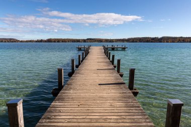 Jetty, Bavyera, Almanya 'da Woerthsee Gölü' nde sonbaharda.