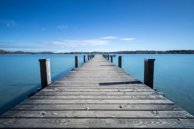 Jetty, Bavyera, Almanya 'da Woerthsee Gölü' nde sonbaharda.