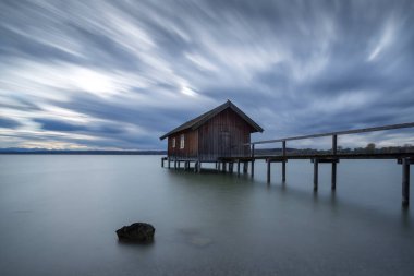 Almanya, Bavyera 'daki Ammersee Gölü' ndeki kayıkhane, uzun süreli çekim.