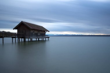 Almanya, Bavyera 'daki Ammersee Gölü' ndeki kayıkhane, uzun süreli çekim.