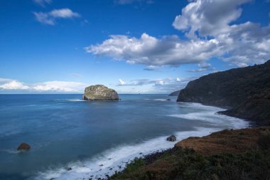 San Juan de Gaztelugatxe manastırı yakınlarındaki sahil şeridi, İspanya, Avrupa